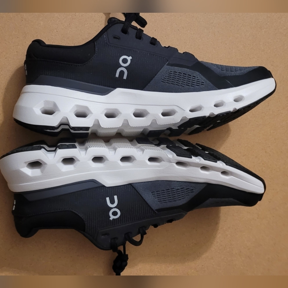 On running sneakers Cloudrunner 2